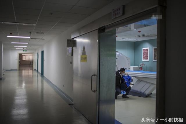 直擊：7歲男孩患癌症生命中的最後45天母親站在棺材旁呆呆看著躺在裡麵的兒子，她不斷說兒子在裡麵動了