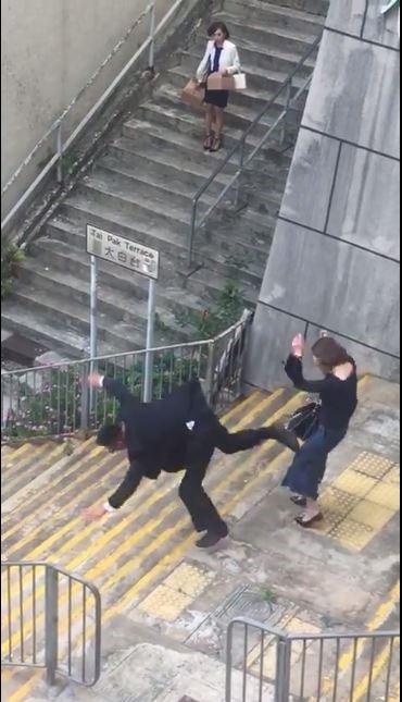 《夸世代》鄭子誠被田蕊妮推下樓梯，網民大讚TVB夠專業！