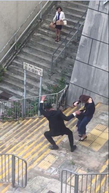 《夸世代》鄭子誠被田蕊妮推下樓梯，網民大讚TVB夠專業！