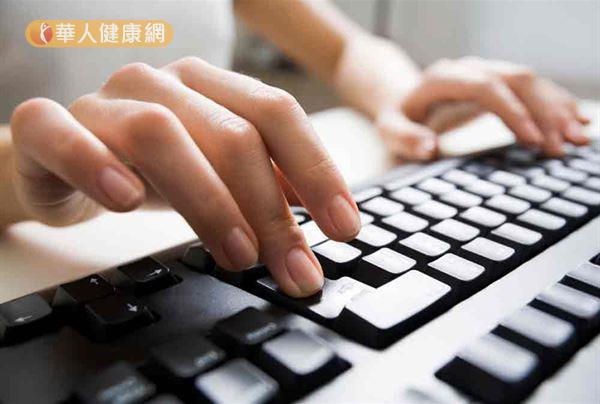 手指碰到鍵盤時,有時也會有觸電的感覺。