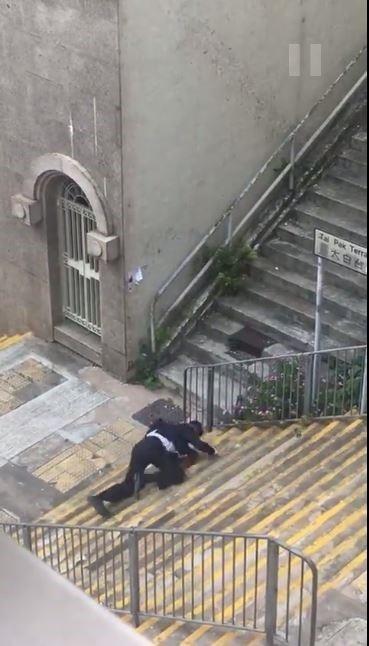 《夸世代》鄭子誠被田蕊妮推下樓梯，網民大讚TVB夠專業！