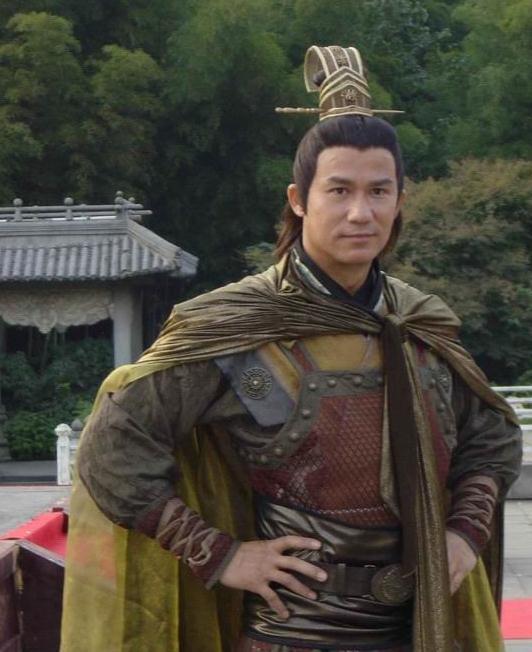 李子雄近照曝光,娶了比他小23歲的嫩妻,現58歲仍舊狂操肌肉