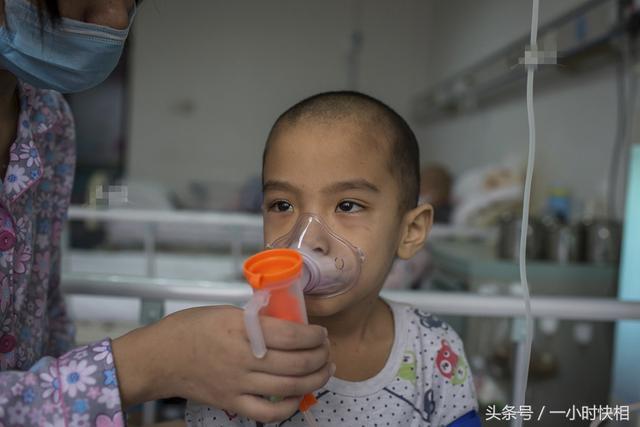 直擊：7歲男孩患癌症生命中的最後45天母親站在棺材旁呆呆看著躺在裡麵的兒子，她不斷說兒子在裡麵動了