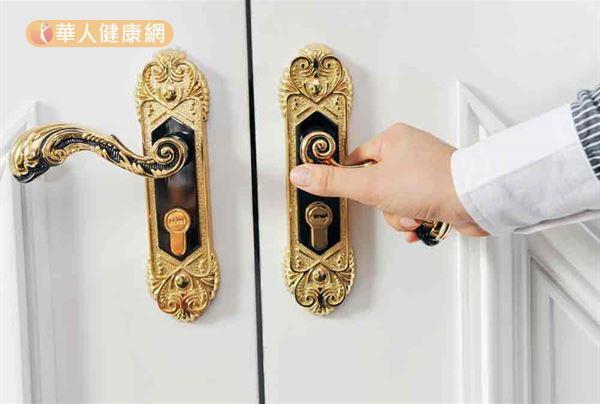 醫師提出警訊,小心頻頻出現「靜電反應」,代表身體長期缺氧,已經過度疲勞了!