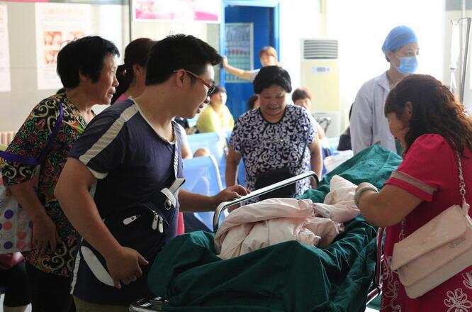 雙胞胎女嬰一出生竟「麵帶笑容」，婆婆直接「搶過孩子」打了一巴掌，沒想到醫生誇「打得好」！