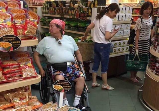繼李連杰暮年病痛纏身之後，又一位大哥倒下了，65歲只能做輪椅