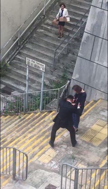 《夸世代》鄭子誠被田蕊妮推下樓梯，網民大讚TVB夠專業！