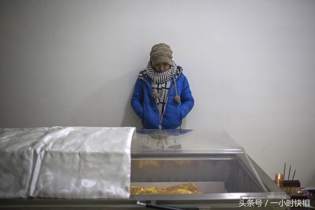 直擊：7歲男孩患癌症生命中的最後45天母親站在棺材旁呆呆看著躺在裡麵的兒子，她不斷說兒子在裡麵動了