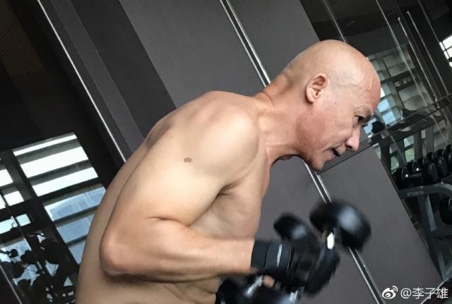 李子雄近照曝光,娶了比他小23歲的嫩妻,現58歲仍舊狂操肌肉