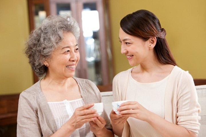 雙胞胎女嬰一出生竟「麵帶笑容」，婆婆直接「搶過孩子」打了一巴掌，沒想到醫生誇「打得好」！