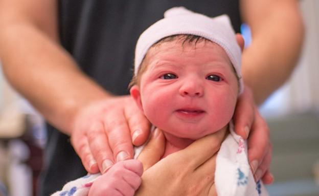 雙胞胎女嬰一出生竟「麵帶笑容」，婆婆直接「搶過孩子」打了一巴掌，沒想到醫生誇「打得好」！