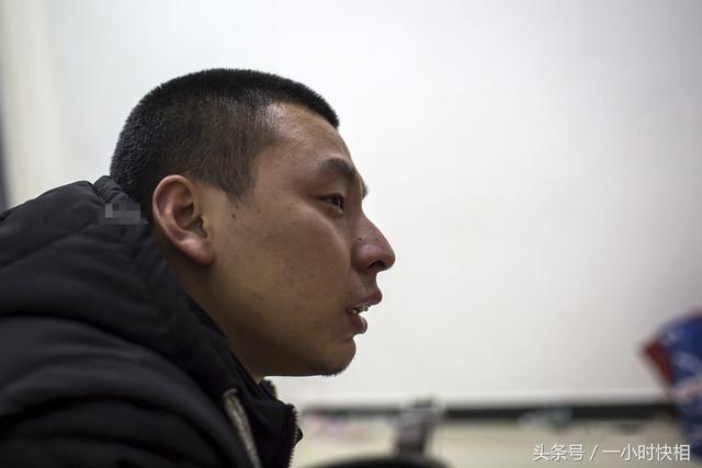 直擊：7歲男孩患癌症生命中的最後45天母親站在棺材旁呆呆看著躺在裡麵的兒子，她不斷說兒子在裡麵動了