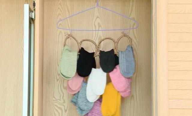 這個小媳婦太能了!只用一個水瓶就把絲巾襪子收納整齊