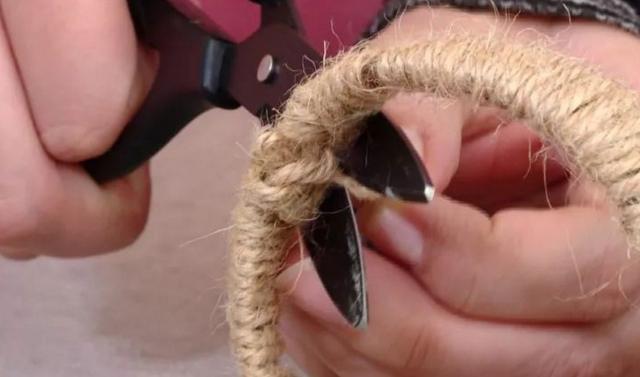 這個小媳婦太能了!只用一個水瓶就把絲巾襪子收納整齊