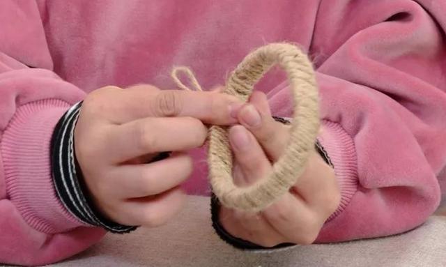 這個小媳婦太能了!只用一個水瓶就把絲巾襪子收納整齊