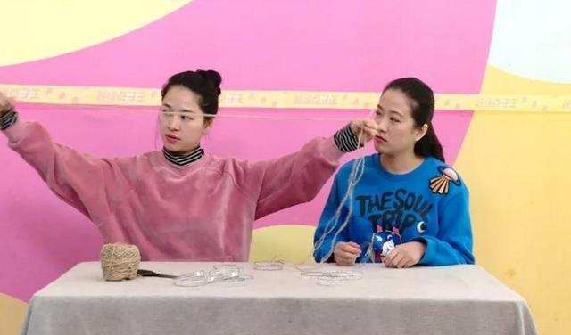 這個小媳婦太能了!只用一個水瓶就把絲巾襪子收納整齊