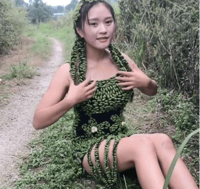 女孩上山采摘蒼耳，將它做成了一件漂亮的衣服，但回家後想哭