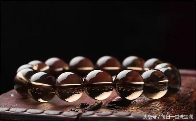 左手戴玉，右手戴銀？手鐲手串佩戴有講究，分左右手，納福避災！
