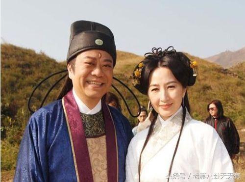 56歲歐陽震華近照，質疑聲中娶賭王孫女恩愛21年，今雖沒孩子卻很愜意