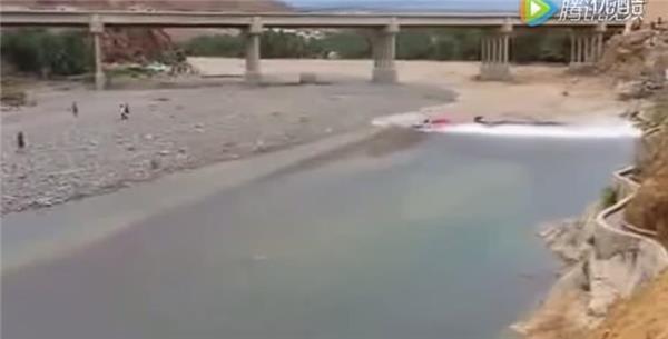 這男子河邊玩耍，突然察覺河道異樣，迅速逃離後，事後發現自己剛才竟然與「死神」擦肩而過，這究竟發生了什麼？（視頻）