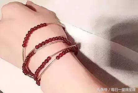 左手戴玉，右手戴銀？手鐲手串佩戴有講究，分左右手，納福避災！