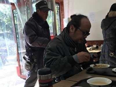 王菲前夫竇唯落魄，李亞鵬嚴重禿頂，只有謝霆鋒變成了這樣