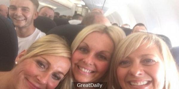 女子搭機自拍，被後方的男子「亂入」，不過當女子再看第二眼的時候......嚇到狂尖叫啦！