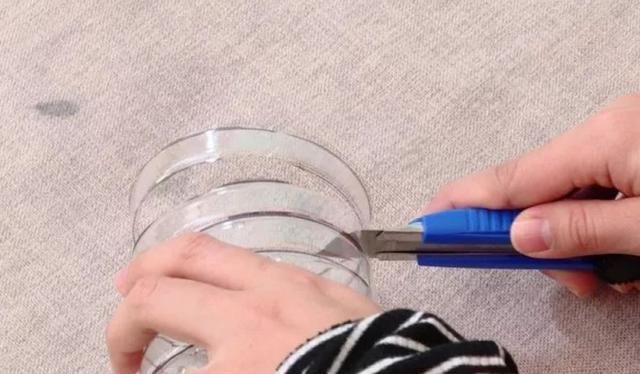 這個小媳婦太能了!只用一個水瓶就把絲巾襪子收納整齊