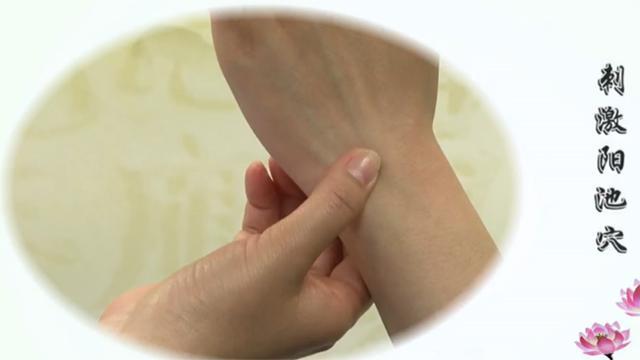 按按手上這個奇穴 手腳冰涼治好了還順帶能強身補腎