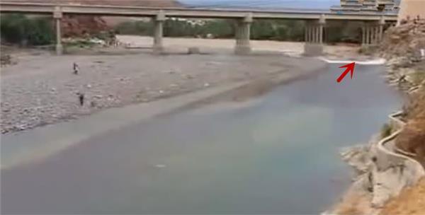 這男子河邊玩耍，突然察覺河道異樣，迅速逃離後，事後發現自己剛才竟然與「死神」擦肩而過，這究竟發生了什麼？（視頻）