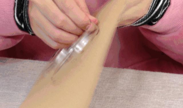 這個小媳婦太能了!只用一個水瓶就把絲巾襪子收納整齊