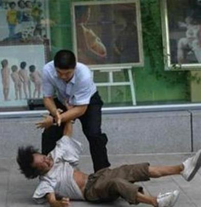 老 闆 娘 經 常 被 乞 丐 糾 纏，丈 夫 一 氣 之 下 暴 打 乞 丐，當 她 看 到 乞 丐 屍 體 時...