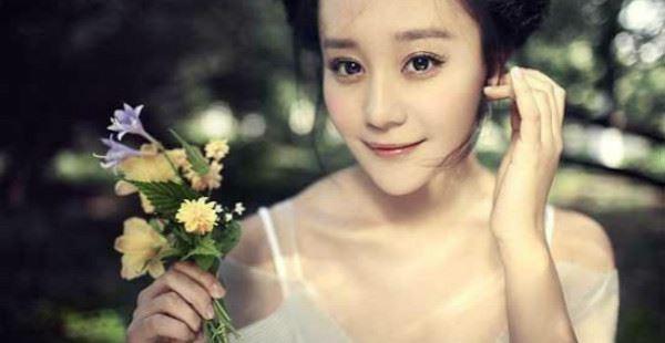 和女友野炊，她內急我去車內，記錄儀中後方畫麵，嚇的我轟油門飛走