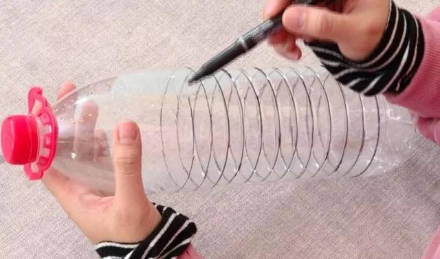 這個小媳婦太能了!只用一個水瓶就把絲巾襪子收納整齊
