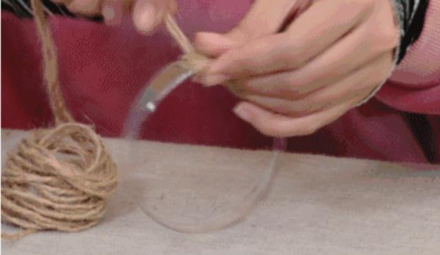 這個小媳婦太能了!只用一個水瓶就把絲巾襪子收納整齊