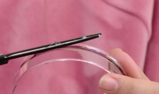 這個小媳婦太能了!只用一個水瓶就把絲巾襪子收納整齊