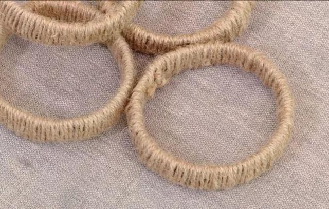 這個小媳婦太能了!只用一個水瓶就把絲巾襪子收納整齊