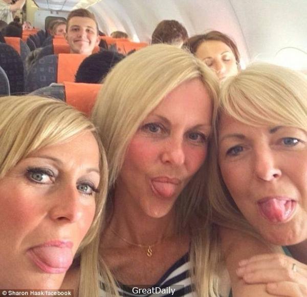 女子搭機自拍，被後方的男子「亂入」，不過當女子再看第二眼的時候......嚇到狂尖叫啦！