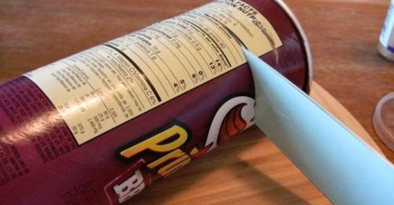 她切開吃完的品客並放到廁所，知道它的妙用後所有女生都驚嘆「我怎麼沒早點想到這招」？！ 