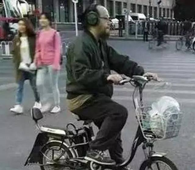 王菲前夫竇唯落魄，李亞鵬嚴重禿頂，只有謝霆鋒變成了這樣