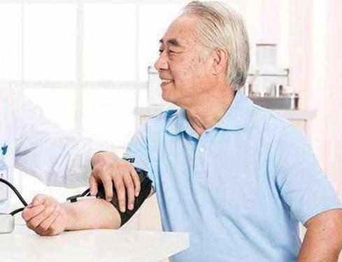 高血壓再饞這幾物,也別常碰!當心貪吃血壓飈升,意外隨時發生