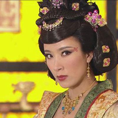 最狠奸妃從跑龍套走到視後，奪得大滿貫，現嫁小5歲男友安心備胎