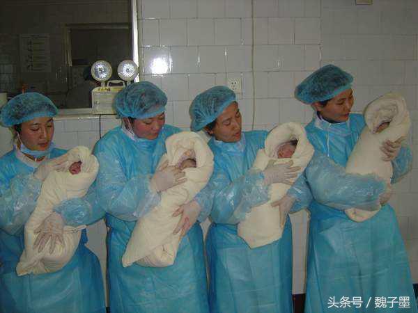 爸爸姓向，喜得4胞胎，一家人在討論取名字，把護士笑得肚子痛