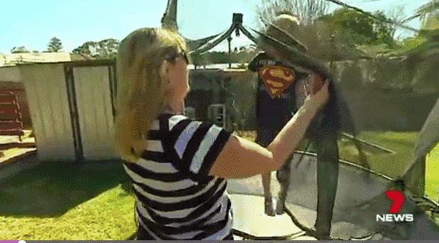 國外一男孩在後院玩，看見了一雙黑溜溜的眼睛，隨後他竟命喪黃泉