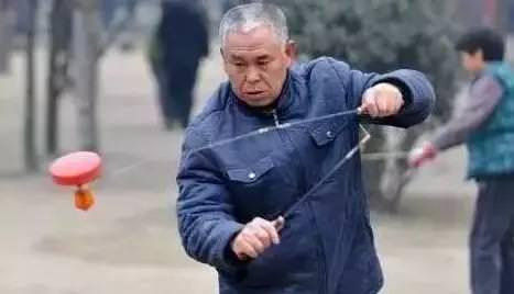 老中醫一絕:每天刮這裡，經絡通了，百病不侵！肩頸不痛了，腰不痠腿不疼了，偏頭疼也好了！