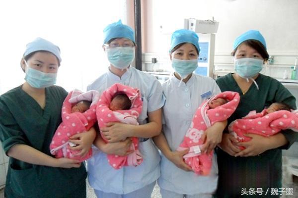 爸爸姓向，喜得4胞胎，一家人在討論取名字，把護士笑得肚子痛