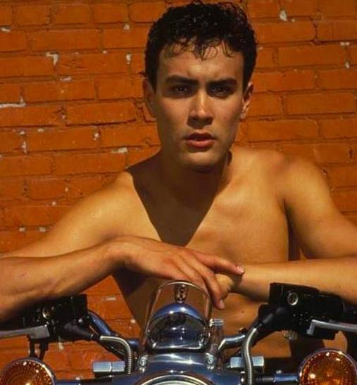 李小龍女兒李香凝48歲胖成這樣，現身香港和許冠傑譚詠麟同台