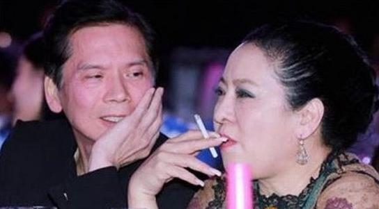 看了陳嵐和向華強的合照，才明白關之琳為何當不了向太