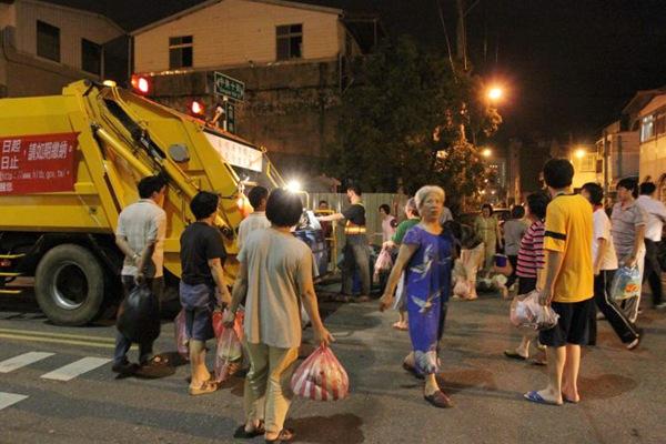 「倒垃圾」的圖片搜索結果