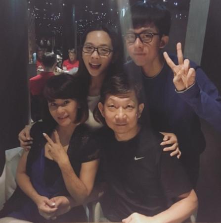 ▲▼阿滴有2個妹妹?高顏值全家照曝光(圖/翻攝自阿滴IG)